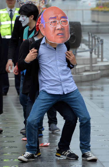 9일 오후 서울 광화문 광장에서 열린 ‘표현의 자유 확대를 위한 페스트벌 오프닝 플래시몹에 참가한 문화연대 소속 회원들이 정치를 상징하는 전두환 전 대통령 탈을 쓰고 문화를 상징하는 박명수의 불장난 댄스를 추고 있다. 박지환 popocar@seoul.co.kr