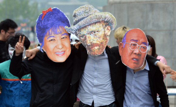 9일 오후 서울 광화문 광장에서 열린 ‘표현의 자유 확대를 위한 페스트벌 오프닝 플래시몹에 참가한 문화연대 소속 회원들이 정치를 상징하는 박근혜 대통령, 전두환 전 태통령의 탈과 문화를 상징하는 고흐의 탈을 쓰고 퍼포먼스를 펼치고 있다. 박지환 popocar@seoul.co.kr