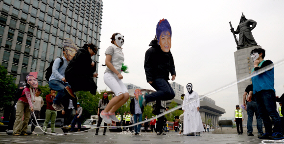 9일 오후 서울 광화문 광장에서 열린 ‘표현의 자유 확대를 위한 페스트벌 오프닝 플래시몹에 참가한 문화연대 소속 회원들이 정치를 상징하는 박근혜 대통령 탈과 문화를 상징하는 고흐의 탈을 쓰고 정치와 문화가 하나되는 퍼포먼스를 펼치고 있다. 박지환 popocar@seoul.co.kr