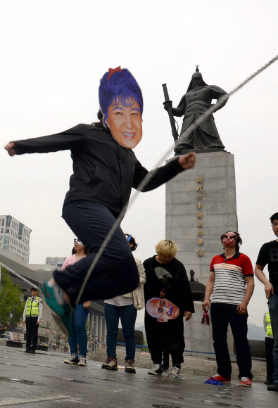 9일 오후 서울 광화문 광장에서 열린 ‘표현의 자유 확대를 위한 페스트벌 오프닝 플래시몹에 참가한 문화연대 소속 회원들이 정치를 상징하는 박근혜 대통령 탈과 문화를 상징하는 각종 문화인의 탈을 쓰고 정치와 문화가 하나되는 퍼포먼스를 펼치고 있다. 박지환 popocar@seoul.co.kr