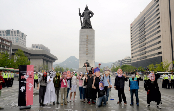 9일 오후 서울 광화문 광장에서 열린 ‘표현의 자유 확대를 위한 페스트벌 오프닝 플래시몹에 참가한 문화연대 소속 회원들이 정치를 상징하는 박근혜 대통령 탈과 문화를 상징하는 고흐의 탈을 쓰고 정치와 문화가 하나되는 퍼포먼스를 펼치고 있다. 박지환 popocar@seoul.co.kr