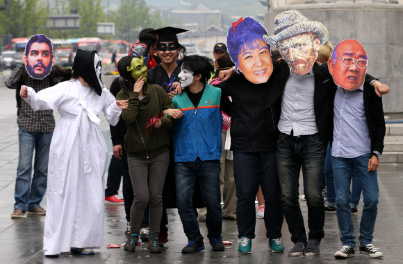 문화연대 회원들이 9일 오후 서울 광화문광장에서 표현의 자유 확대를 위한 플래시몹을 하고 있다. 문화연대는 이날 플래시몹을 통해 “대법원이 2010년 한 단체의 플래시몹을 정치적 집회로 간주, 집회신고를 하지않은 불법집회로 규정했다”며 “정치적인 행위와 순수 예술행위를 구분하는 판결로 둘을 갈라놓지 말 것”을 주장했다. 연합뉴스