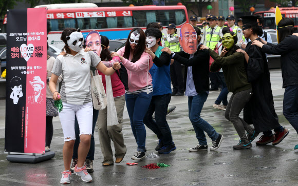 문화연대 회원들이 9일 오후 서울 광화문광장에서 표현의 자유 확대를 위한 플래시몹을 하고 있다. 문화연대는 이날 플래시몹을 통해 “대법원이 2010년 한 단체의 플래시몹을 정치적 집회로 간주, 집회신고를 하지않은 불법집회로 규정했다”며 “정치적인 행위와 순수 예술행위를 구분하는 판결로 둘을 갈라놓지 말 것”을 주장했다. 연합뉴스