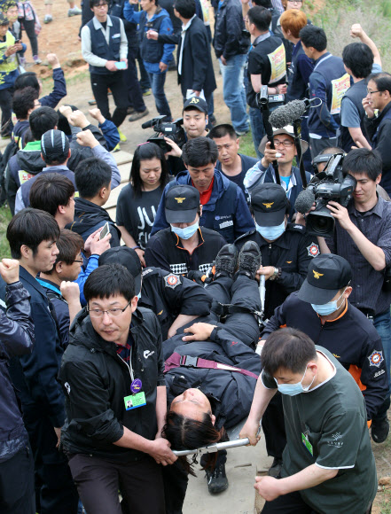 9일 오전 지난해 11월 20일부터 쌍용자동차 정리해고에 관한 국정조사와 해고자 복직 등을 요구하며 쌍용차 평택공장 인근 송전탑에 올라 농성을 벌여온 금속노조 쌍용차지부 한상균 전 지부장과 복기성 비정규직 수석부지회장이 농성을 풀고 송전탑에서 내려오고 있다. 사진은 복기성 비정규직 수석부지회장이 송전탑에서 내려온 다음 옮겨지고 있는 모습. 연합뉴스