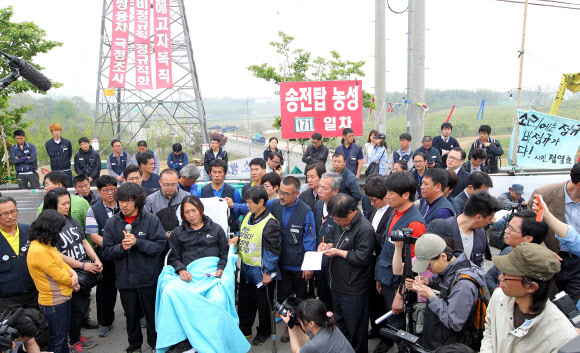9일 오전 지난해 11월 20일부터 쌍용자동차 정리해고에 관한 국정조사와 해고자 복직 등을 요구하며 쌍용차 평택공장 인근 송전탑에 올라 농성을 벌여온 금속노조 쌍용차지부 한상균 전 지부장(마이크 든 이)과 복기성 비정규직 수석부지회장(앉아있는 이)이 농성을 풀고 송전탑에서 내려온 뒤 기자회견을 하고 있다. 연합뉴스
