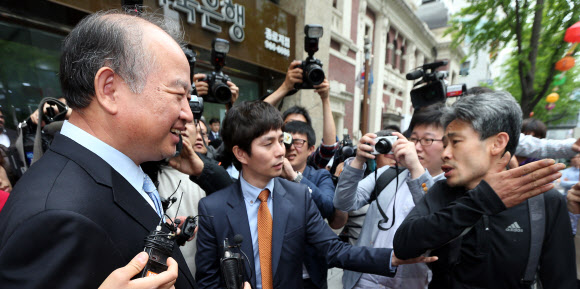 남양유업 김웅 대표이사(왼쪽)가 9일 오후 서울 중구 남양유업 본사 앞에서 기자회견을 하기 위해 대기 중인 남양유업대리점협의회 회원을 찾아가 사과인사를 시도하고 있다. 연합뉴스