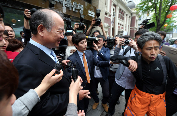 남양유업 김웅 대표이사(왼쪽)가 9일 오후 서울 중구 남양유업 본사 앞에서 기자회견을 하기 위해 대기 중인 남양유업대리점협의회 회원을 찾아가 사과인사를 시도하고 있다.  한 남양유업 직원이 거절하는 대리점주의 팔을 잡아당기며 악수를 권하고 있다. 연합뉴스