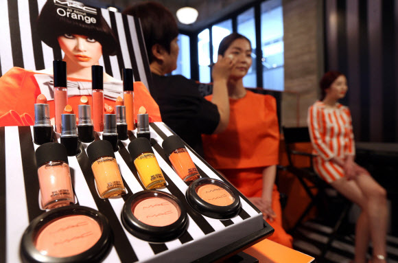 메이크업 전문 브랜드 맥(MAC)의 아티스트가 9일 오후 서울 강남구 신사동 한 카페에서 5월 신제품 ‘맥 올 어바웃 오렌지 컬렉션’ 출시를 기념해 메이크업 시연회를 하고 있다. 맥은 10일부터 15일까지 가로수길 머그포래빗에 오렌지 컬러를 테마로 한 팝업 스토어를 열고 메이크업 서비스와 네일 바, 메이크업 클래스 등을 한다. 연합뉴스