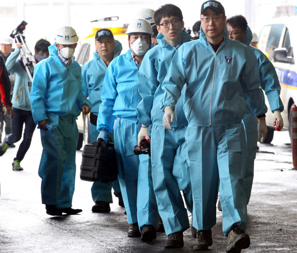 전로(轉爐) 보수공사 도중 산소 부족으로 근로자 5명이 숨진 충남 당진 현대제철 사고현장에 국과수, 경찰, 노동청 등 합동조사반이 감식을 위해 사고현장으로 들어가고 있다.  연합뉴스