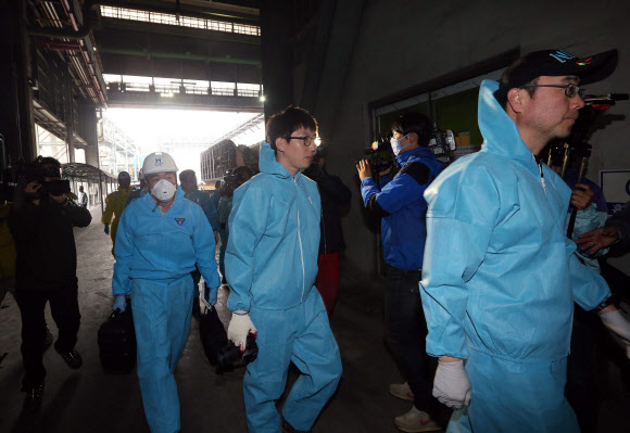 전로(轉爐) 보수공사 도중 산소 부족으로 근로자 5명이 숨진 충남 당진 현대제철 사고현장에 국과수, 경찰, 노동청 등 합동조사반이 감식을 위해 사고현장으로 들어가고 있다.  연합뉴스