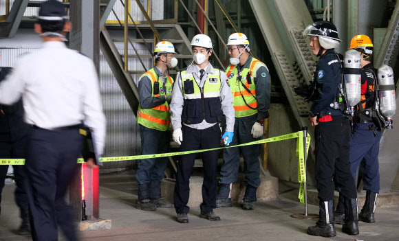 전로(轉爐) 보수공사 도중 산소 부족으로 근로자 5명이 숨진 충남 당진 현대제철에서 경찰 과학수사팀이 감식을 사고현장으로 들어가고 있다.  연합뉴스