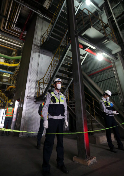 10일 전로(轉爐) 보수공사 도중 산소 부족으로 근로자 5명이 숨진 충남 당진 현대제철 사고현장에 경찰이 출입을 통제하고 있다. 연합뉴스