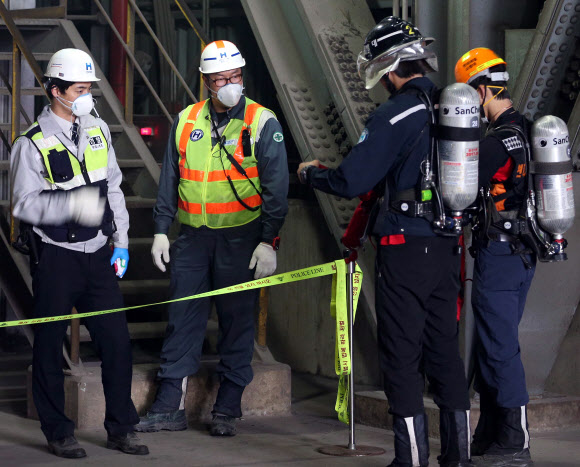 전로(轉爐) 보수공사 도중 산소 부족으로 근로자 5명이 숨진 충남 당진 현대제철에서 경찰 과학수사팀이 감식을 위해 사고현장으로 들어가고 있다.  연합뉴스