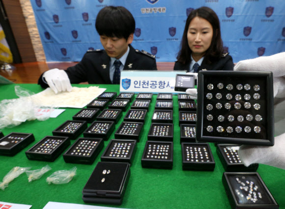 관세청 인천공항세관은 인천공항을 통해 7억 원 상당의 다이아몬드를 밀수하려 한 혐의(관세법 위반)로 홍콩인 L(50·여)씨를 구속했다고 10일 밝혔다. L씨는 지난 4일 1캐럿 이상 다이아몬드 3개를 포함해 총 1천32개, 342캐럿 상당의 다이아몬드를 콘돔으로 포장해 항문 속에 숨겨 밀반입하려 한 혐의를 받고 있다. 연합뉴스