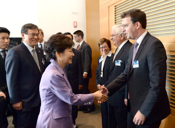 박근혜 대통령이 9일 오전(현지시간) 로스앤젤레스 게티미술관에서 열린 창조경제리더 간담회에서 참석자들과 악수하고 있다. 이 간담회에는 한미 양국 전문가들이 참석했다. 연합뉴스 