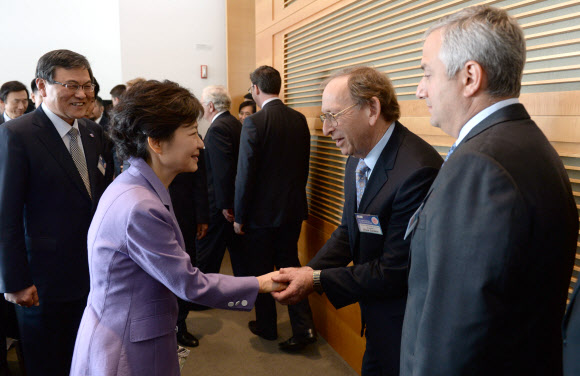 박근혜 대통령이 9일 오전(현지시간) 로스앤젤레스 게티미술관에서 열린 창조경제리더 간담회에서 참석자들과 악수하고 있다. 이 간담회에는 한미 양국 전문가들이 참석했다.  연합뉴스