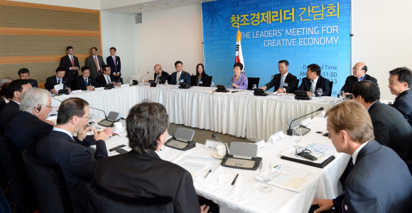 박근혜 대통령이 9일 오전(현지시간) 로스앤젤레스 게티미술관에서 열린 창조경제리더 간담회를 주재하고 있다. 이 간담회에는 한미 양국 전문가들이 참석했다.  연합뉴스