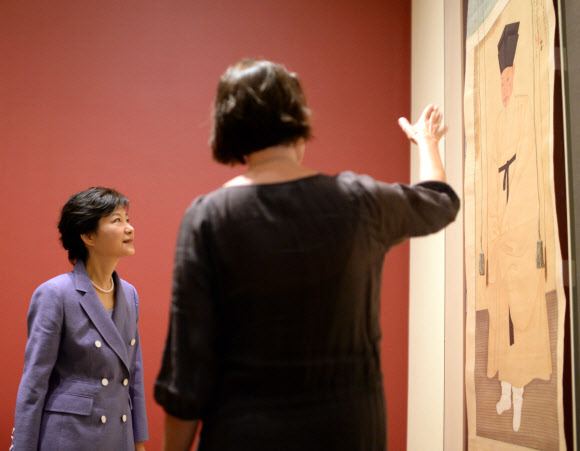 박근혜 대통령이 9일 오전(현지시간) 로스앤젤레스 게티미술관에서 열린 창조경제리더 간담회에 앞서 박물관에서 전시중인 ‘Looking East’전에 전시중인 조선시대 김홍도의 작품을 둘러보고 있다.  연합뉴스