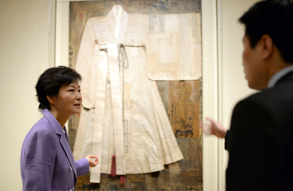 박근혜 대통령이 9일 오전(현지시간) 로스앤젤레스 게티미술관에서 열린 창조경제리더 간담회에 앞서 박물관에서 전시중인 ‘Looking East’전에 전시중인 현대작가 김태순의 작품을 둘러보고 있다.  연합뉴스