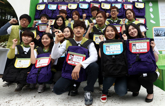 10일 오전 서울 종로구 성균관대학교 금잔디광장에서 열린 ‘굿네이버스 아프리카 희망학교 책가방 보내기’ 행사에서 배우 김강우 씨가 자원봉사자들과 함께 아프리카로 보낼 책가방을 들고 포토타임을 갖고 있다.   연합뉴스