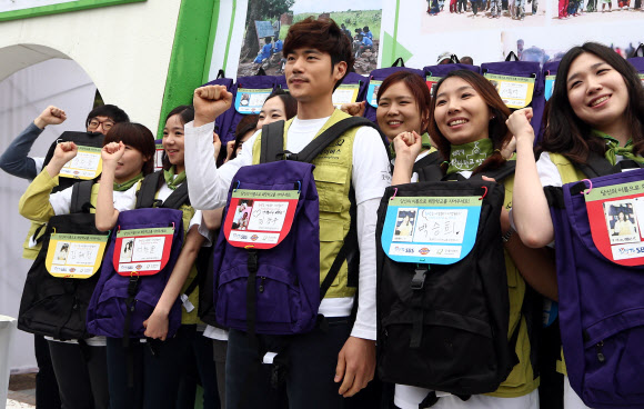 10일 오전 서울 종로구 성균관대학교 금잔디광장에서 열린 ‘굿네이버스 아프리카 희망학교 책가방 보내기’ 행사에서 배우 김강우 씨가 자원봉사자들과 함께 아프리카로 보낼 책가방을 들고 포토타임을 갖고 있다.  연합뉴스