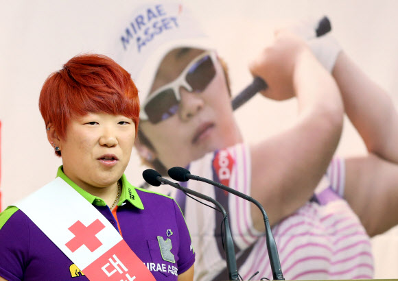 적십자 홍보대사로 위촉된 신지애가 10일 서울 남산 대한적십자사 본사에서 열린 위촉식에서 인사말하고 있다.   연합뉴스