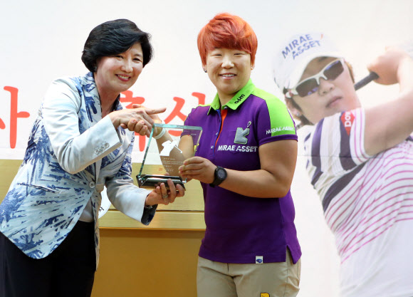 10일 서울 남산 대한적십자사 본사에서 홍보대사에 임명된 골프선수 신지애가 유중근 총재에게서 위촉패를 전달받고 있다.  연합뉴스