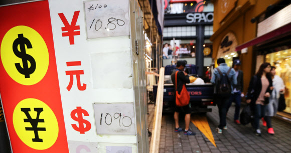 엔·달러 환율이 약 4년 만에 달러당 100엔을 돌파했다. 엔·달러 환율이 달러당 100엔을 넘은 것은 2009년 4월 14일 이후 처음이다. 사진은 10일 오후 서울 중구 명동 환전소의 모습.  연합뉴스