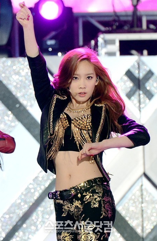 그룹 소녀시대가 11일 서울월드컵경기장에서 열린 ‘사랑한다 대한민국 2013 드림콘서트’에서 공연을 펼치고 있다.