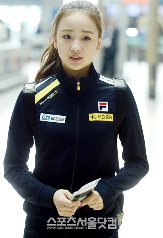 올 시즌 출전한 월드컵에서 3회 연속 메달을 목에 건 리듬체조 손연재 선수가 12일 인천국제공항을 통해 전지훈련지인 모스크바로 출국하고 있다.