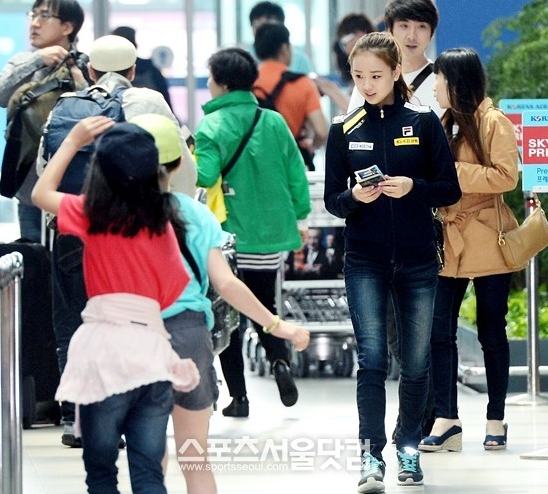 올 시즌 출전한 월드컵에서 3회 연속 메달을 목에 건 리듬체조 손연재 선수가 12일 인천국제공항을 통해 전지훈련지인 모스크바로 출국하고 있다.