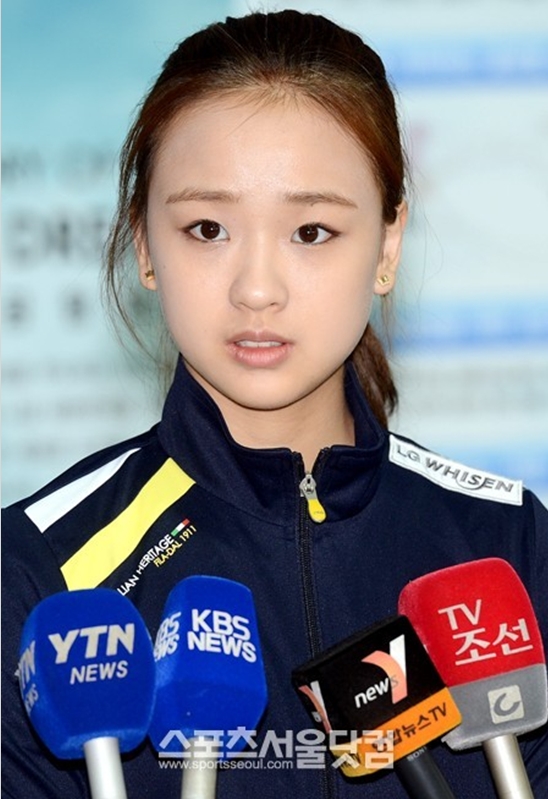 올 시즌 출전한 월드컵에서 3회 연속 메달을 목에 건 리듬체조 손연재 선수가 12일 인천국제공항을 통해 전지훈련지인 모스크바로 출국하고 있다.