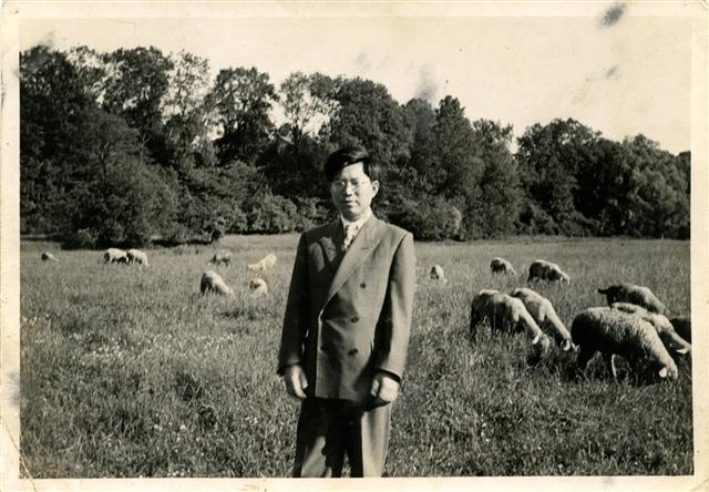 1957년 독일 뮌헨대 법대 유학 시절 인근 농촌의 목장을 방문했을 때의 김철수 서울대 명예교수.