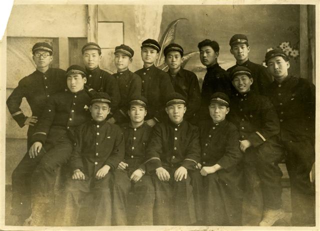 1948년 경북중 재학 시절 친구들과 단체로 찍은 사진. 맨 왼쪽 안경 쓴 학생이 김철수.