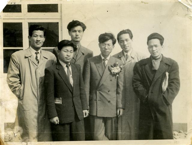 1956년 독일 유학길에 오르기 직전 서울 여의도공항에서 친구들과 찍은 사진. 왼쪽에서 네 번째가 김철수.