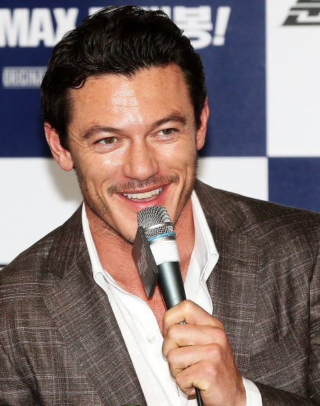 배우 루크 에반스가 13일 오후 서울 용산구 한강로3가 CGV 용산에서 열린 영화 ‘분노의 질주:더 맥시멈’언론시사회 및 기자간담회에서 인사말을 하고 있다. 연합뉴스