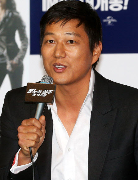 배우 성강이 13일 오후 서울 용산구 한강로3가 CGV 용산에서 열린 영화 ‘분노의 질주:더 맥시멈’언론시사회 및 기자간담회에서 질문에 답하고 있다. 연합뉴스