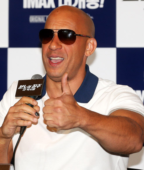 배우 빈 디젤이 13일 오후 서울 용산구 한강로3가 CGV 용산에서 열린 영화 ‘분노의 질주:더 맥시멈’언론시사회 및 기자간담회에서 인사말을 하고 있다. 연합뉴스