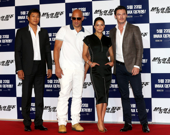 배우 성강(왼쪽부터), 빈 디젤, 미셀 로드리게즈, 루크 에반스가 13일 오후 서울 용산구 한강로3가 CGV 용산에서 열린 영화 ‘분노의 질주:더 맥시멈’언론시사회 및 기자간담회에서 포즈를 취하고 있다.  연합뉴스