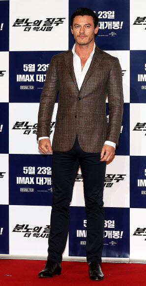 배우 루크 에반스가 13일 오후 서울 용산구 한강로3가 CGV 용산에서 열린 영화 ‘분노의 질주:더 맥시멈’언론시사회 및 기자간담회에서 포즈를 취하고 있다. 연합뉴스