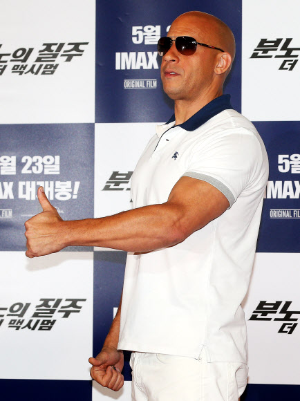 배우 빈 디젤이 13일 오후 서울 용산구 한강로3가 CGV 용산에서 열린 영화 ‘분노의 질주:더 맥시멈’언론시사회 및 기자간담회에서 포즈를 취하고 있다. 연합뉴스