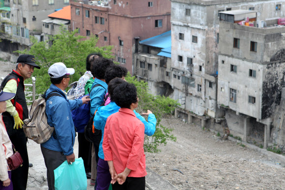 옛 탄광촌 모습을 간직한 태백시 삼방동을 관광객들이 둘러보고 있다. 시곗바늘이 석탄산업이 한창이던 1970년대에서 멈춘 삼방동의 골목길에 벽화가 그려지고 백두대간 협곡열차가 운행하면서 관광객 발길이 이어지고 있다. 연합뉴스