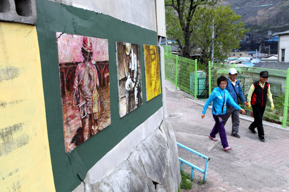 옛 탄광촌 모습을 간직한 태백시 삼방동을 관광객들이 둘러보고 있다. 시곗바늘이 석탄산업이 한창이던 1970년대에서 멈춘 삼방동의 골목길에 벽화가 그려지고 백두대간 협곡열차가 운행하면서 관광객 발길이 이어지고 있다. 연합뉴스