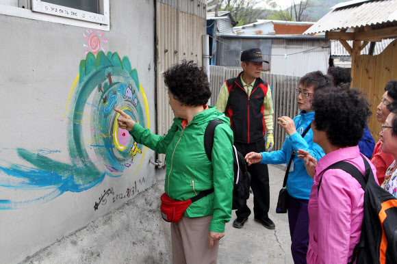 옛 탄광촌 모습을 간직한 태백시 삼방동을 관광객들이 둘러보고 있다. 시곗바늘이 석탄산업이 한창이던 1970년대에서 멈춘 삼방동의 골목길에 벽화가 그려지고 백두대간 협곡열차가 운행하면서 관광객 발길이 이어지고 있다. 연합뉴스