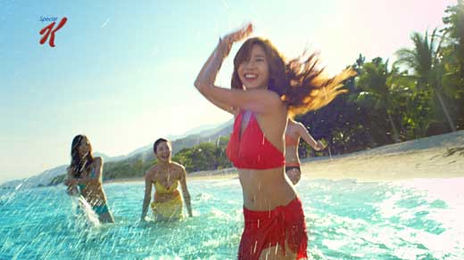 가수 손담비가 비키니 몸매를 뽐내고 있다. 농심켈로그 제공