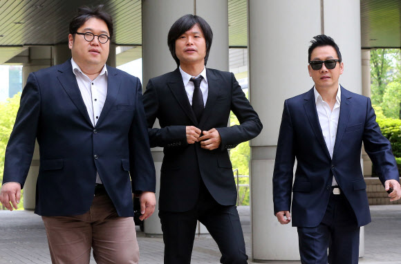 주진우 시사IN기자(가운데)가 공직선거법상 허위사실 공표 혐의로 영장실질심사를 받기 위해 김용민 시사평론가(왼쪽), 정봉주 전 의원과 함께 14일 오전 서울 서초구 서초동 중앙지법으로 들어서고 있다. 연합뉴스