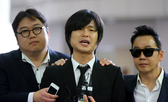 주진우 시사IN기자(가운데)가 공직선거법상 허위사실 공표 혐의로 영장실질심사를 받기 위해 김용민 시사평론가(왼쪽), 정봉주 전 의원과 함께 14일 오전 서울 서초구 서초동 중앙지법으로 들어서며 취재진 질문에 답하고 있다. 연합뉴스