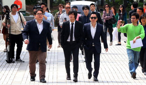 주진우 시사IN기자(가운데)가 공직선거법상 허위사실 공표 혐의로 영장실질심사를 받기 위해 김용민 시사평론가(왼쪽), 정봉주 전 의원과 함께 14일 오전 서울 서초구 서초동 중앙지법으로 들어서고 있다.  연합뉴스