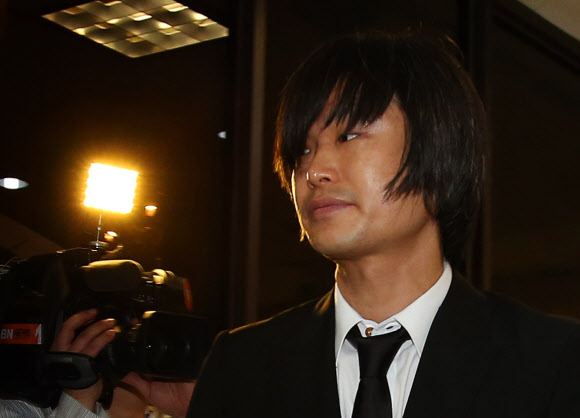 주진우 시사IN기자가 공직선거법상 허위사실 공표 혐의로 영장실질심사를 받기 위해 14일 오전 서울 서초구 서초동 중앙지법으로 들어서고 있다.  연합뉴스