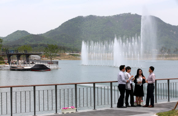 초여름 날씨를 보인 14일 낮 세종시 세종호수공원에서 분수가 시원한 물줄기를 내뿜고 있다.  연합뉴스